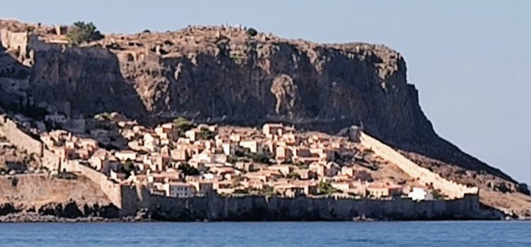 A Monemvasia aspettando il meltemi A Monemvasia aspettando il meltemi