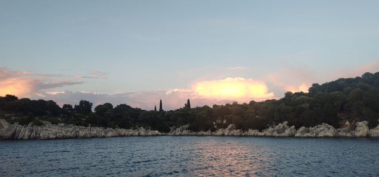 Nella baia di Sud-Ovest di Kastos Nella baia di Sud-Ovest di Kastos